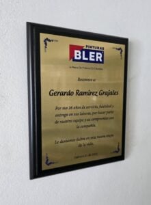 placa reconocimiento-madera dorada