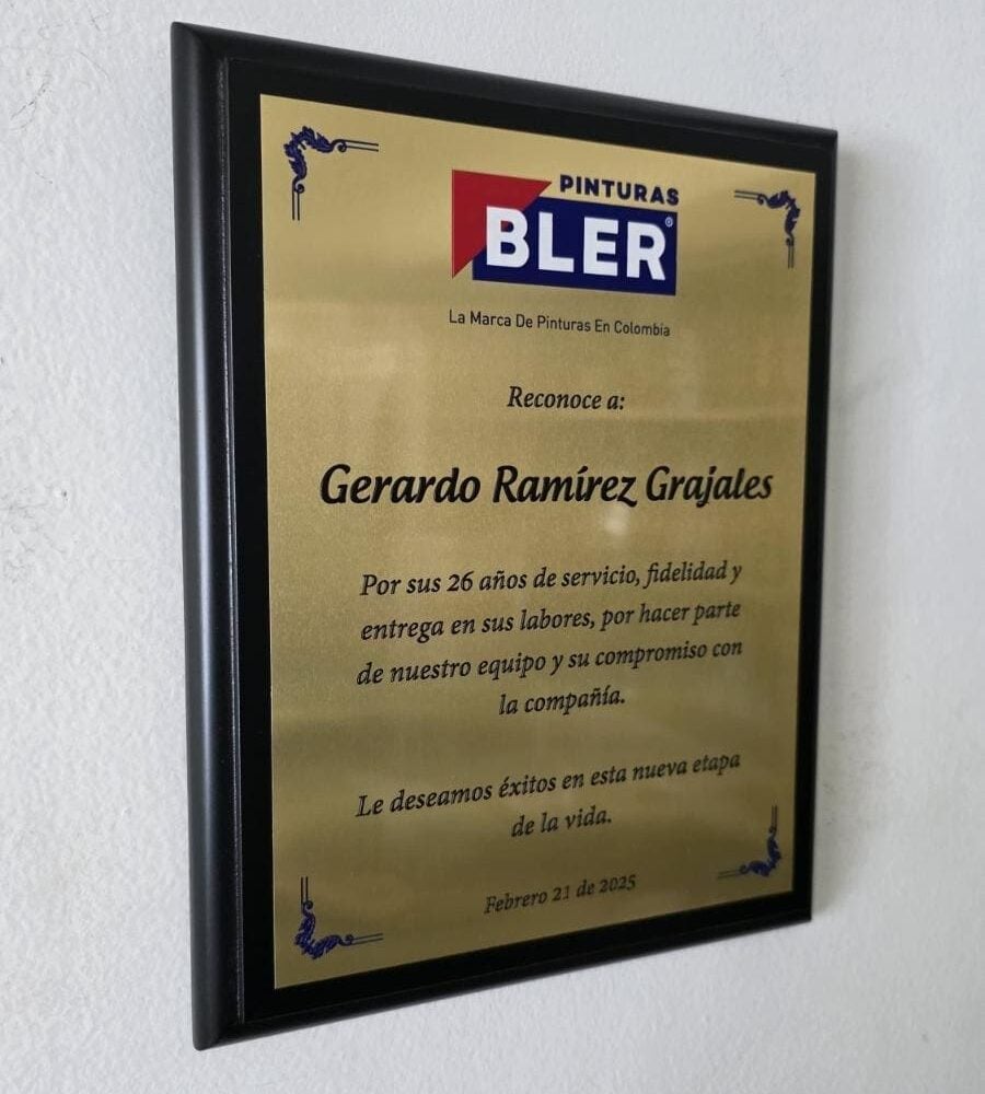 placa reconocimiento-madera dorada