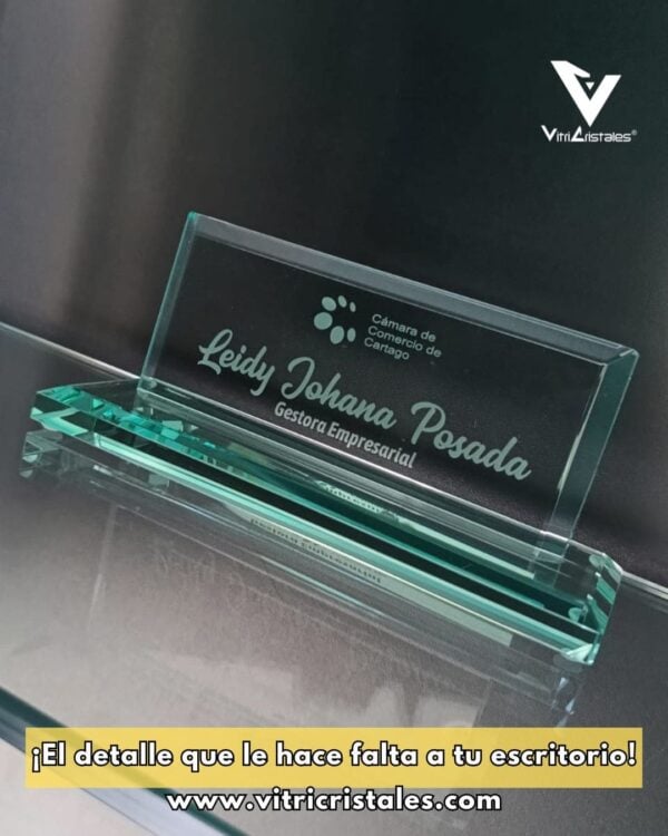 Placa de escritorio en vidrio transparente con base, grabada a láser con el nombre "Leidy Johana Posada" y logo de Cámara de Comercio de Cartago.