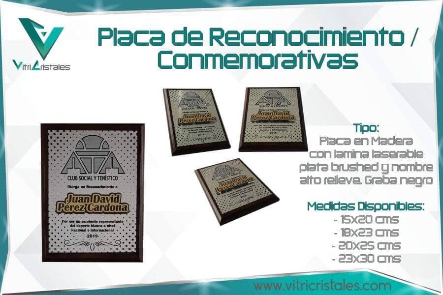 placa de reconocimiento en madera con flexibrass grabado laser color plata con relieve