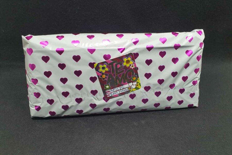 Hablador empacado en papel de regalo para dar sorpresa