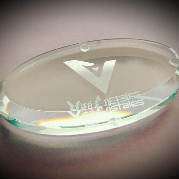 Regalo Corporativo Pisapapel en Vidrio Ovalo con grabado laser