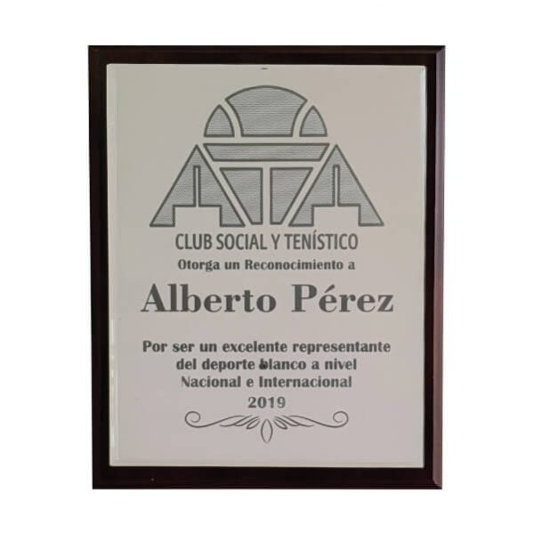 placa conmemorativa en madera con espejo grabado laser