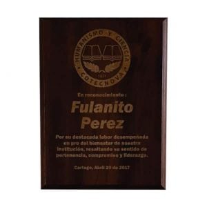 placa conmemorativa en madera con grabado laser