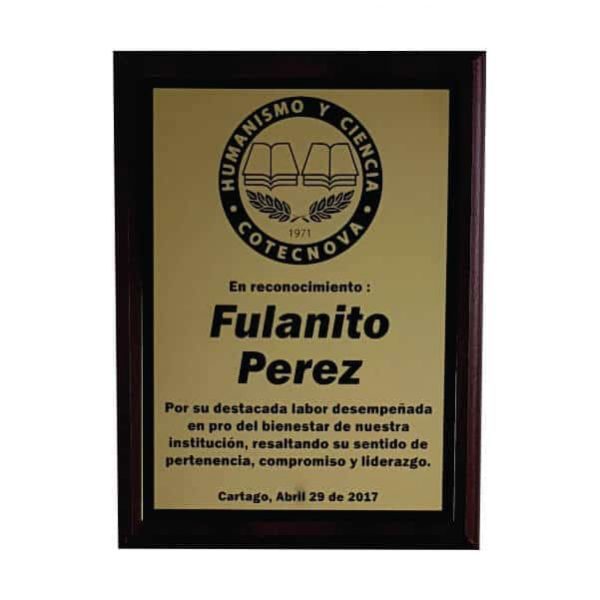 placa de reconocimiento en madera con bronce laserable