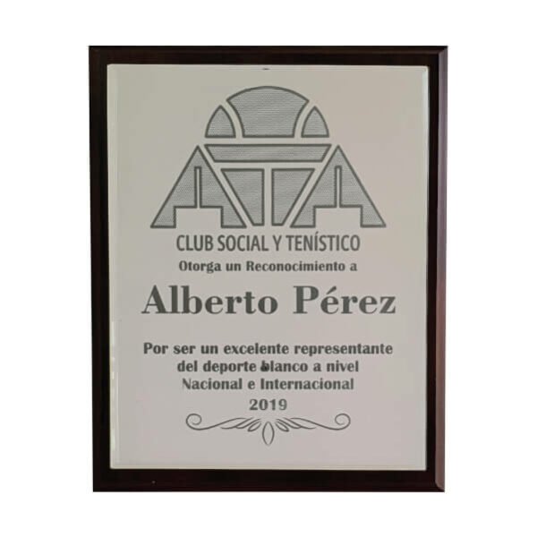 placa de reconocimiento en madera con espejo grabado laser