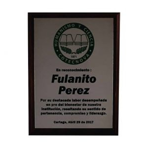 placa de reconocimiento en madera con fotograbado